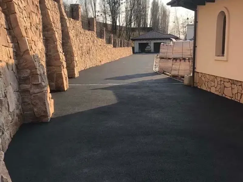 Територія перед будівлею